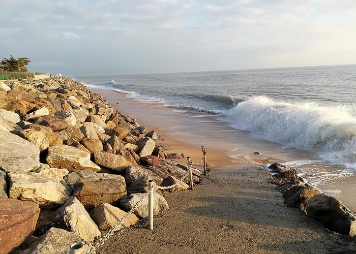 Logis Les Cols Verts 호텔